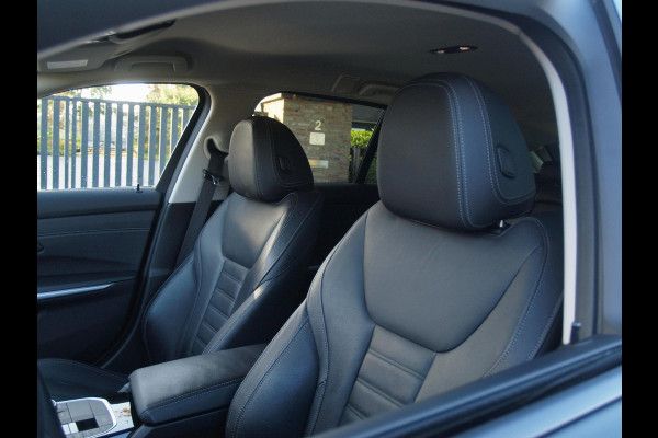 BMW 3 Serie Touring 320e | Facelift | 19 Inch | Camera | Sfeerverlichting | Cruise Control | Leer | NL-Auto |