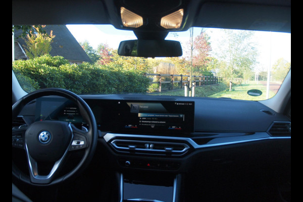 BMW 3 Serie Touring 320e | Facelift | 19 Inch | Camera | Sfeerverlichting | Cruise Control | Leer | NL-Auto |