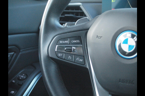 BMW 3 Serie Touring 320e | Facelift | 19 Inch | Camera | Sfeerverlichting | Cruise Control | Leer | NL-Auto |