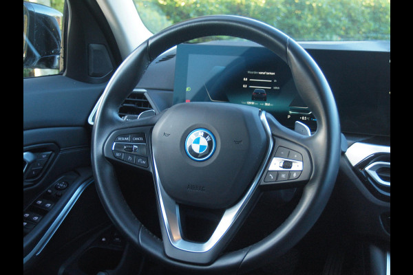 BMW 3 Serie Touring 320e | Facelift | 19 Inch | Camera | Sfeerverlichting | Cruise Control | Leer | NL-Auto |