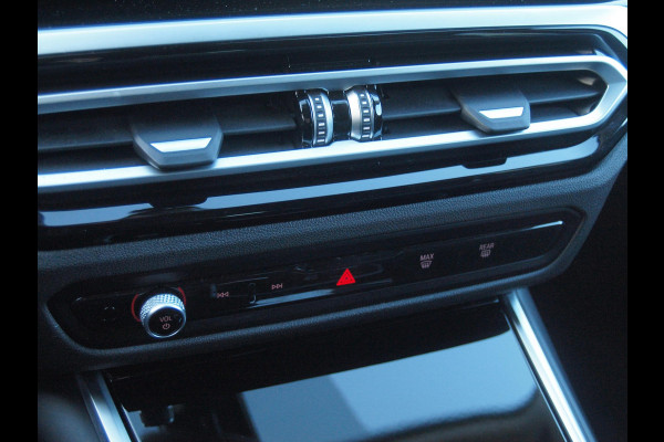 BMW 3 Serie Touring 320e | Facelift | 19 Inch | Camera | Sfeerverlichting | Cruise Control | Leer | NL-Auto |