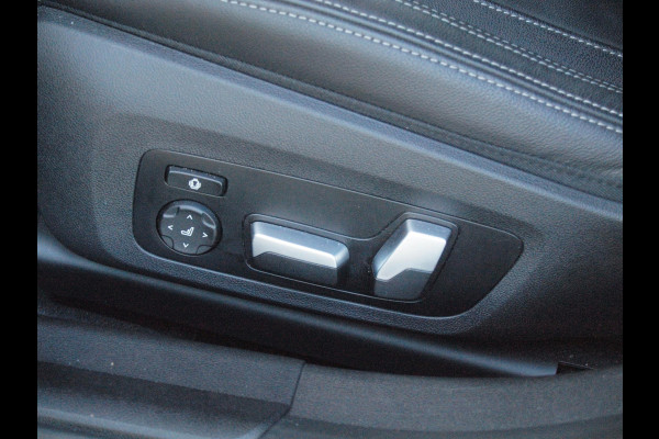 BMW 3 Serie Touring 320e | Facelift | 19 Inch | Camera | Sfeerverlichting | Cruise Control | Leer | NL-Auto |
