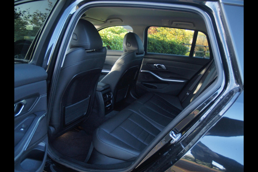 BMW 3 Serie Touring 320e | Facelift | 19 Inch | Camera | Sfeerverlichting | Cruise Control | Leer | NL-Auto |