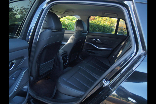BMW 3 Serie Touring 320e | Facelift | 19 Inch | Camera | Sfeerverlichting | Cruise Control | Leer | NL-Auto |