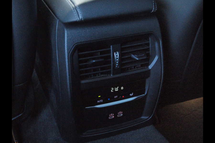 BMW 3 Serie Touring 320e | Facelift | 19 Inch | Camera | Sfeerverlichting | Cruise Control | Leer | NL-Auto |