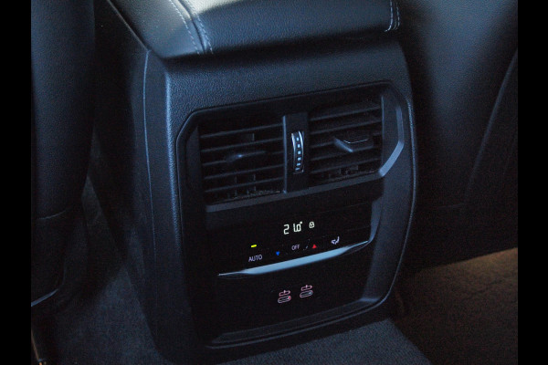 BMW 3 Serie Touring 320e | Facelift | 19 Inch | Camera | Sfeerverlichting | Cruise Control | Leer | NL-Auto |