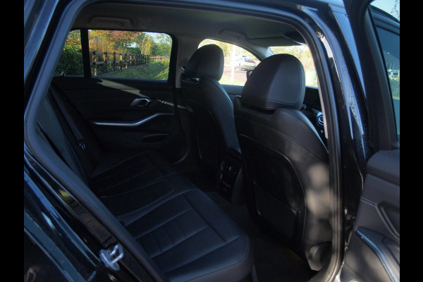 BMW 3 Serie Touring 320e | Facelift | 19 Inch | Camera | Sfeerverlichting | Cruise Control | Leer | NL-Auto |
