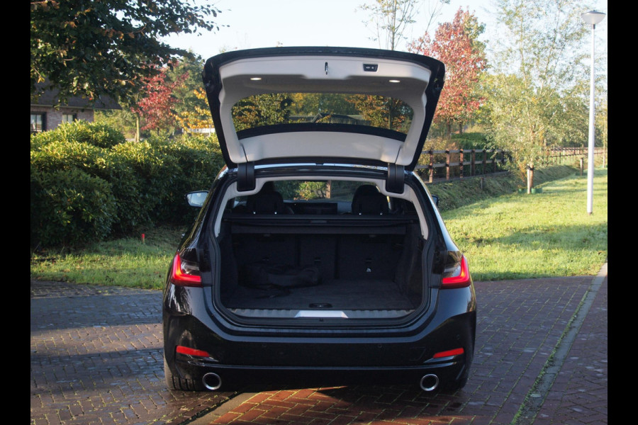 BMW 3 Serie Touring 320e | Facelift | 19 Inch | Camera | Sfeerverlichting | Cruise Control | Leer | NL-Auto |