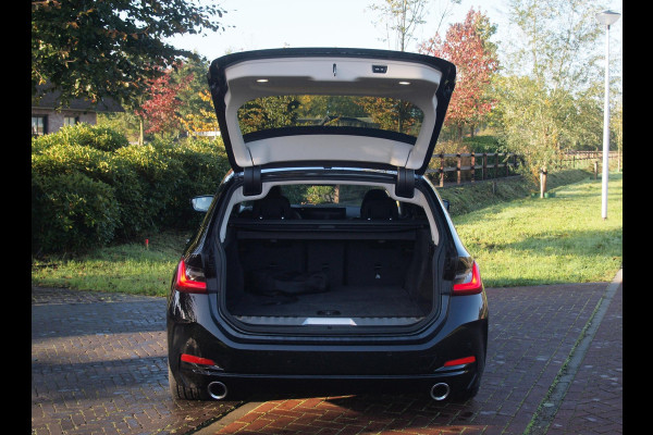 BMW 3 Serie Touring 320e | Facelift | 19 Inch | Camera | Sfeerverlichting | Cruise Control | Leer | NL-Auto |