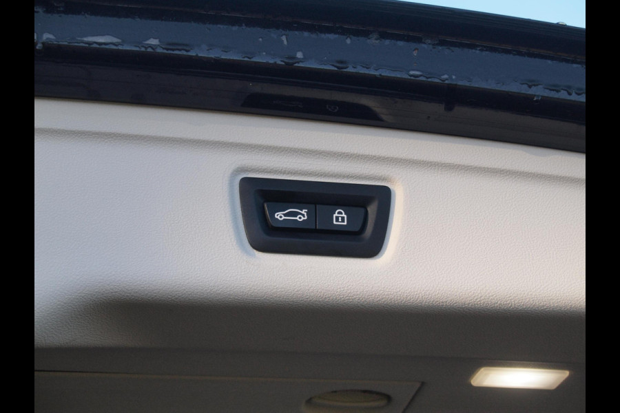 BMW 3 Serie Touring 320e | Facelift | 19 Inch | Camera | Sfeerverlichting | Cruise Control | Leer | NL-Auto |