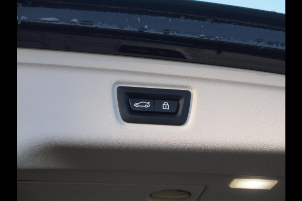 BMW 3 Serie Touring 320e | Facelift | 19 Inch | Camera | Sfeerverlichting | Cruise Control | Leer | NL-Auto |