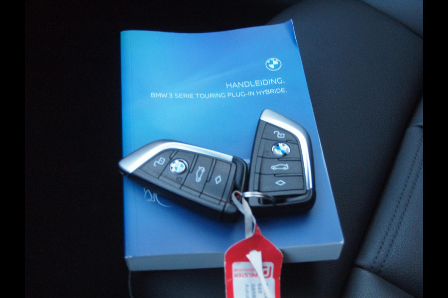 BMW 3 Serie Touring 320e | Facelift | 19 Inch | Camera | Sfeerverlichting | Cruise Control | Leer | NL-Auto |
