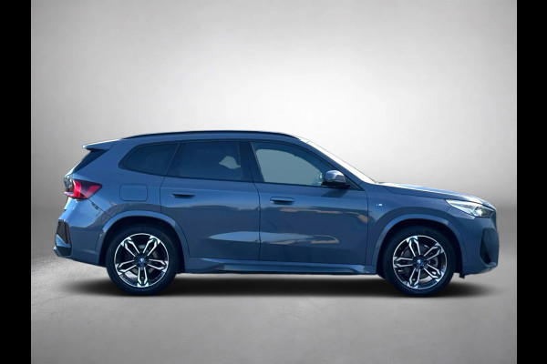 BMW iX1 XDrive30 M-Sport 99,98% SoH (NL-auto, 1e Eig, Dealer OnderH, Camera, SfeerV, Navi, Leder, Climate Con, Etc)