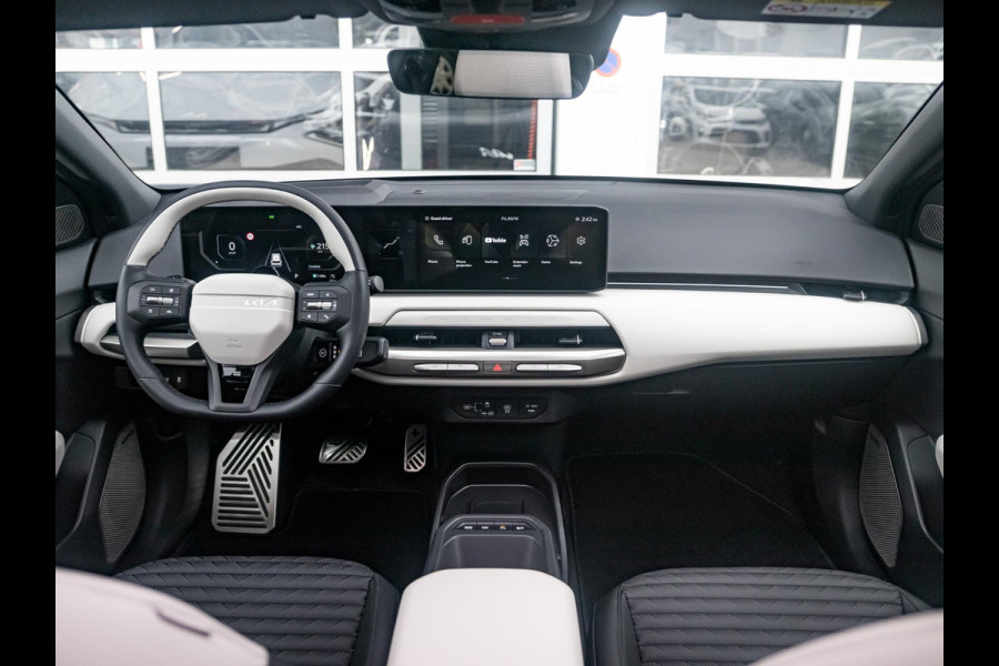 Kia EV4 GT-PlusLine 81.4 kWh | Direct leverbaar met veel korting| Full options | Navi. | Clima. | Adapt. Cruise. | Stoel&Stuur Verwarming | Glazen Schuif-/Kanteldak | Harman Kardon | Slimme Parkeerassistentie | Dodehoek Camera | GT-Line Vegan Lederen Stoelbekleding