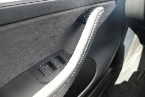 Tesla Model Y Long Range AWD 75 kWh 514 PK | Panoramadak | 360 Camera | LED Verlichting | CarPlay | Lichtmetalen Velgen | Elektrische Stoelen | Elektrische Klep | Navigatie |