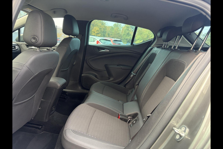 Opel Astra 1.4 Innovation ✓2e Eigenaar✓Carplay✓Keyless✓Camera✓Halfleder✓Navi✓Clima✓Cruise✓150pk✓Pdc V+A✓Rijstrooksensor✓6 Bak✓Dodehoeksensor✓17''Lm velgen✓Recent Beurt gehad✓N.A.P✓Nieuwe Apk bij Aflevering