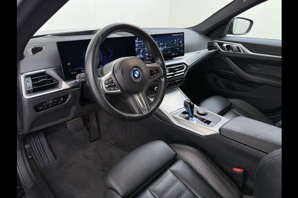 BMW i4 eDrive40 340PK 84kWh High Executive SOH 94% Leder Sportstoelen+Verwarmd Head-Up Display Camera Navi 3-Zone Ecc Live cockpit pro Laserlicht Elek.Achterklep Privacy Glas Isofix Wifi Bluetooth DAB Regen/Lichtsensor Draadloze lader 1e Eigenaar Dealeronderhouden Origineel Nederlandse Auto