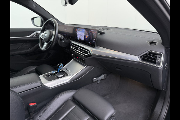 BMW i4 eDrive40 340PK 84kWh High Executive SOH 94% Leder Sportstoelen+Verwarmd Head-Up Display Camera Navi 3-Zone Ecc Live cockpit pro Laserlicht Elek.Achterklep Privacy Glas Isofix Wifi Bluetooth DAB Regen/Lichtsensor Draadloze lader 1e Eigenaar Dealeronderhouden Origineel Nederlandse Auto