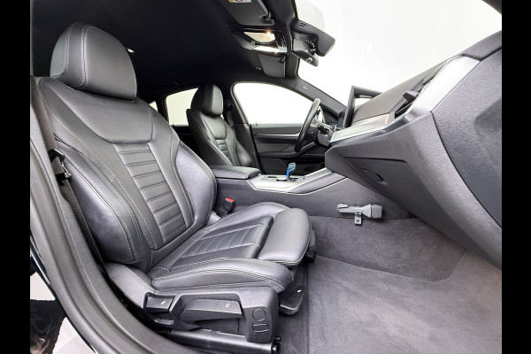 BMW i4 eDrive40 340PK 84kWh High Executive SOH 94% Leder Sportstoelen+Verwarmd Head-Up Display Camera Navi 3-Zone Ecc Live cockpit pro Laserlicht Elek.Achterklep Privacy Glas Isofix Wifi Bluetooth DAB Regen/Lichtsensor Draadloze lader 1e Eigenaar Dealeronderhouden Origineel Nederlandse Auto