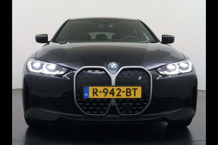 BMW i4 eDrive40 340PK 84kWh High Executive SOH 94% Leder Sportstoelen+Verwarmd Head-Up Display Camera Navi 3-Zone Ecc Live cockpit pro Laserlicht Elek.Achterklep Privacy Glas Isofix Wifi Bluetooth DAB Regen/Lichtsensor Draadloze lader 1e Eigenaar Dealeronderhouden Origineel Nederlandse Auto