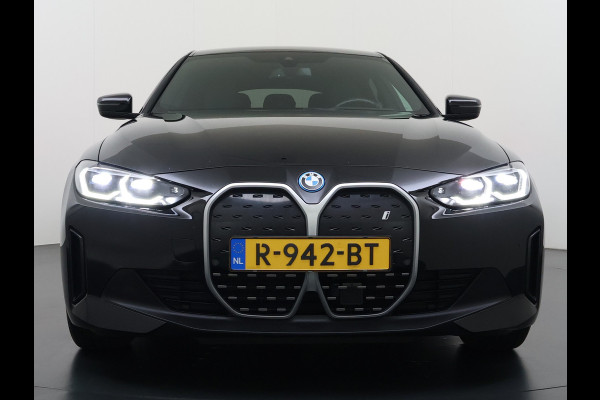 BMW i4 eDrive40 340PK 84kWh High Executive SOH 94% Leder Sportstoelen+Verwarmd Head-Up Display Camera Navi 3-Zone Ecc Live cockpit pro Laserlicht Elek.Achterklep Privacy Glas Isofix Wifi Bluetooth DAB Regen/Lichtsensor Draadloze lader 1e Eigenaar Dealeronderhouden Origineel Nederlandse Auto