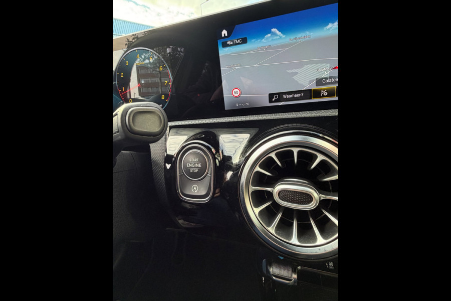 Mercedes-Benz A-Klasse 200 Limousine Progressive Edition - AUTOMAAT I Navigatie/Apple CarPlay I Leer I Airco I PDC I LED I