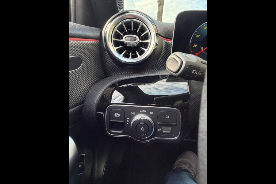 Mercedes-Benz A-Klasse 200 Limousine Progressive Edition - AUTOMAAT I Navigatie/Apple CarPlay I Leer I Airco I PDC I LED I