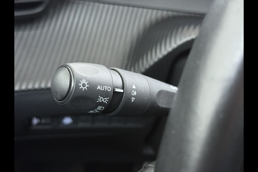 Peugeot e-2008 EV Allure Pack 50kWh Trekhaak 3D-Navi 360°Camera Apple Carplay Android Auto Ecc SOH 88% Regen-Lichtsensor Privacy Glas Led Isofix Bluetooth Cruise Control 1e Eigenaar Dealeronderhouden Origineel Nederlandse Auto