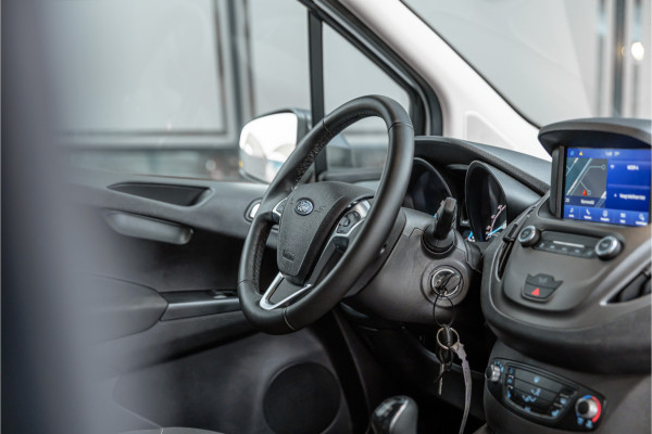 Ford Transit Courier 1.0 100 PK | Benzine | Navigatie | CarPlay | PDC | Stoelverwarming | Cruise control | MF Stuur | Airco | Nieuwe APK | Dealer onderhouden
