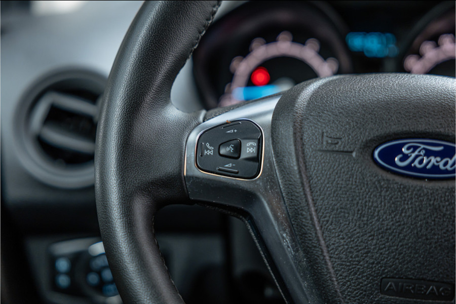 Ford Transit Courier 1.0 100 PK | Benzine | Navigatie | CarPlay | PDC | Stoelverwarming | Cruise control | MF Stuur | Airco | Nieuwe APK | Dealer onderhouden