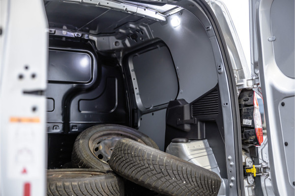 Ford Transit Courier 1.0 100 PK | Benzine | Navigatie | CarPlay | PDC | Stoelverwarming | Cruise control | MF Stuur | Airco | Nieuwe APK | Dealer onderhouden
