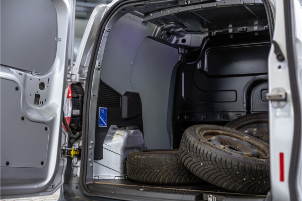 Ford Transit Courier 1.0 100 PK | Benzine | Navigatie | CarPlay | PDC | Stoelverwarming | Cruise control | MF Stuur | Airco | Nieuwe APK | Dealer onderhouden