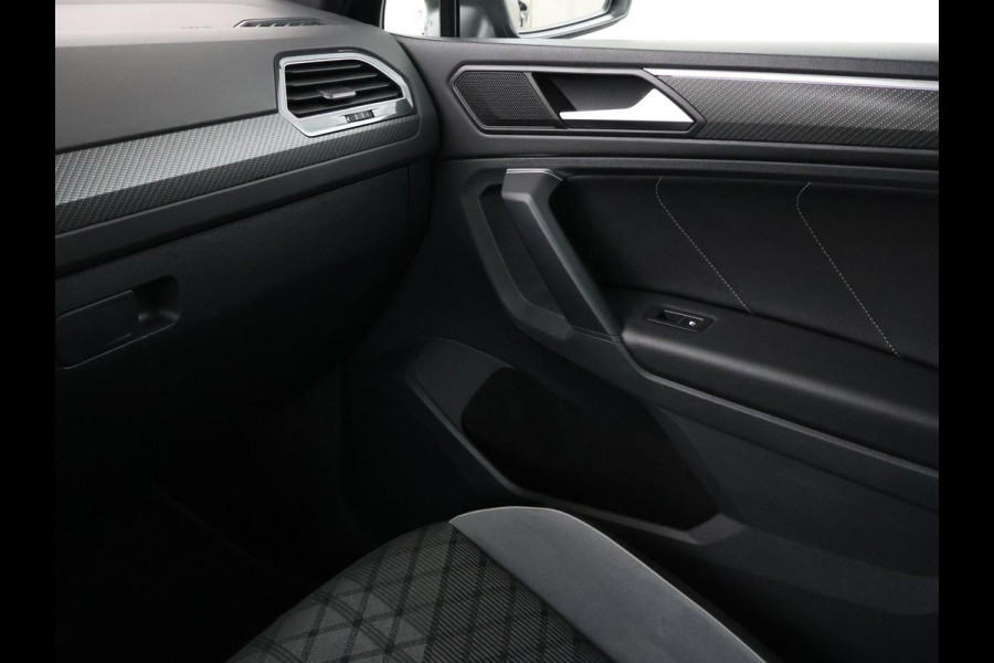 Volkswagen Tiguan 1.4 TSI eHybrid R-Line Business+ | SOH 94,3% | Half leder | Adaptive cruise | Camera | Park assist | Carplay | 3 zone klimaat | Elektrische achterklep