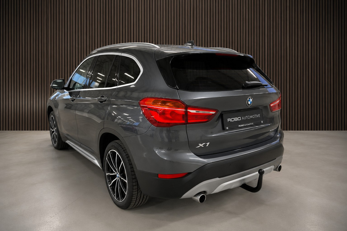 BMW X1 sDrive20i High Executive X Line | Panoramadak | Memory Seat | Stoelverwarming | Head-Up Display | Keyless | Trekhaak | Camera | Elektrische Achterklep | Parkeersensoren | Navigatie | Climate Control