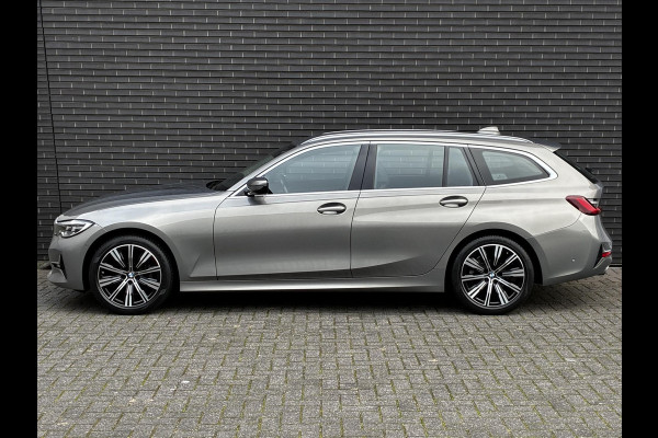 BMW 3 Serie Touring 318i Executive Luxury Line / Trekhaak / Elektrisch Verstelbare Sportstoelen / LED / 18 Inch / Leder / Hifi / Chrome Line / DAB / Parkeersensoren voor+achter