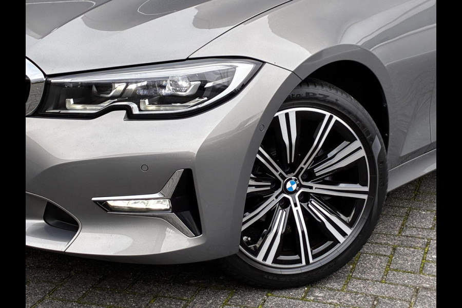 BMW 3 Serie Touring 318i Executive Luxury Line / Trekhaak / Elektrisch Verstelbare Sportstoelen / LED / 18 Inch / Leder / Hifi / Chrome Line / DAB / Parkeersensoren voor+achter