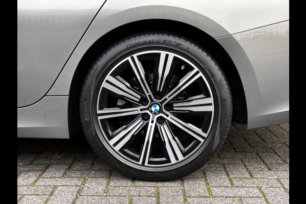 BMW 3 Serie Touring 318i Executive Luxury Line / Trekhaak / Elektrisch Verstelbare Sportstoelen / LED / 18 Inch / Leder / Hifi / Chrome Line / DAB / Parkeersensoren voor+achter