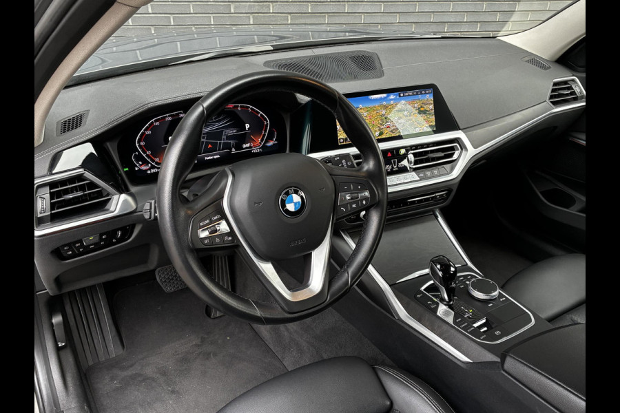 BMW 3 Serie Touring 318i Executive Luxury Line / Trekhaak / Elektrisch Verstelbare Sportstoelen / LED / 18 Inch / Leder / Hifi / Chrome Line / DAB / Parkeersensoren voor+achter