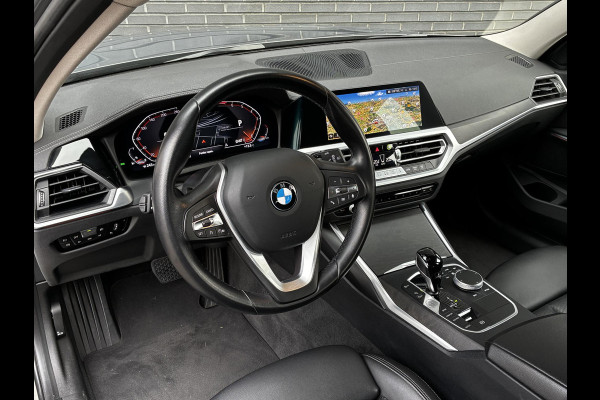 BMW 3 Serie Touring 318i Executive Luxury Line / Trekhaak / Elektrisch Verstelbare Sportstoelen / LED / 18 Inch / Leder / Hifi / Chrome Line / DAB / Parkeersensoren voor+achter