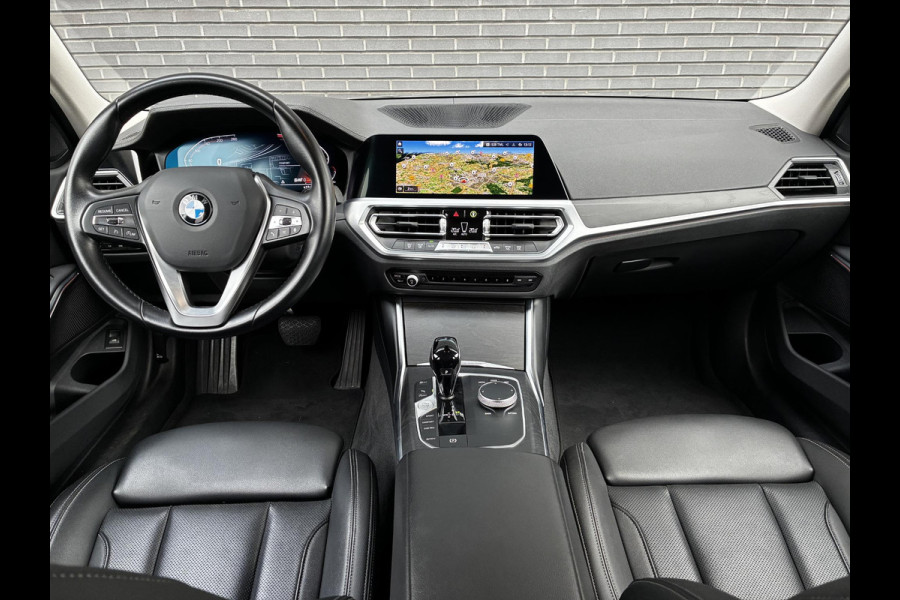 BMW 3 Serie Touring 318i Executive Luxury Line / Trekhaak / Elektrisch Verstelbare Sportstoelen / LED / 18 Inch / Leder / Hifi / Chrome Line / DAB / Parkeersensoren voor+achter