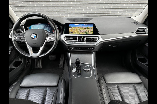 BMW 3 Serie Touring 318i Executive Luxury Line / Trekhaak / Elektrisch Verstelbare Sportstoelen / LED / 18 Inch / Leder / Hifi / Chrome Line / DAB / Parkeersensoren voor+achter