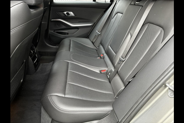 BMW 3 Serie Touring 318i Executive Luxury Line / Trekhaak / Elektrisch Verstelbare Sportstoelen / LED / 18 Inch / Leder / Hifi / Chrome Line / DAB / Parkeersensoren voor+achter