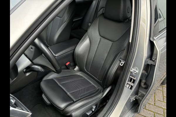 BMW 3 Serie Touring 318i Executive Luxury Line / Trekhaak / Elektrisch Verstelbare Sportstoelen / LED / 18 Inch / Leder / Hifi / Chrome Line / DAB / Parkeersensoren voor+achter