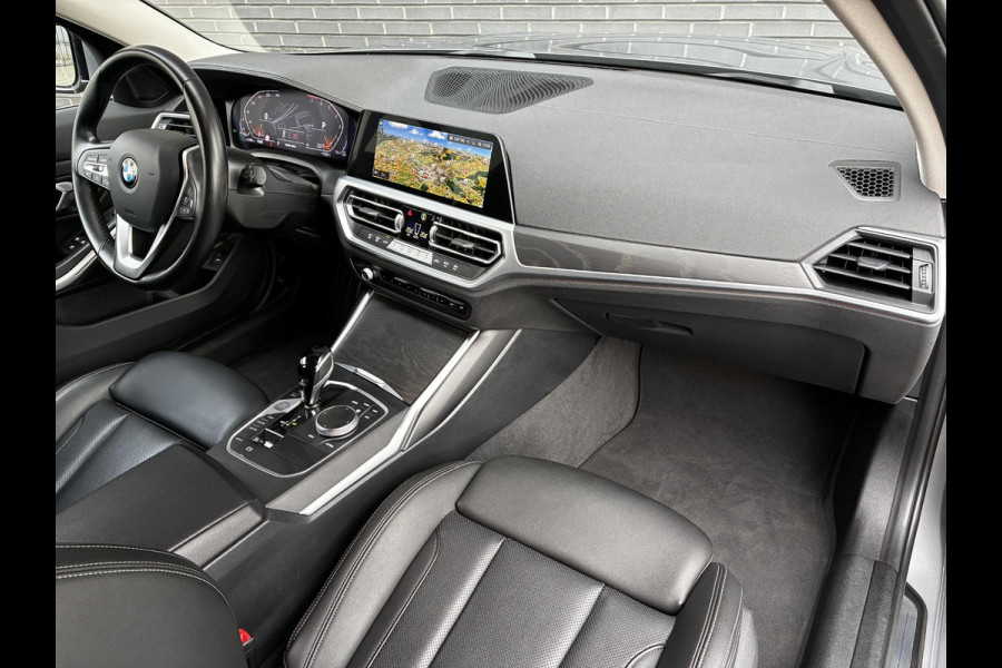 BMW 3 Serie Touring 318i Executive Luxury Line / Trekhaak / Elektrisch Verstelbare Sportstoelen / LED / 18 Inch / Leder / Hifi / Chrome Line / DAB / Parkeersensoren voor+achter