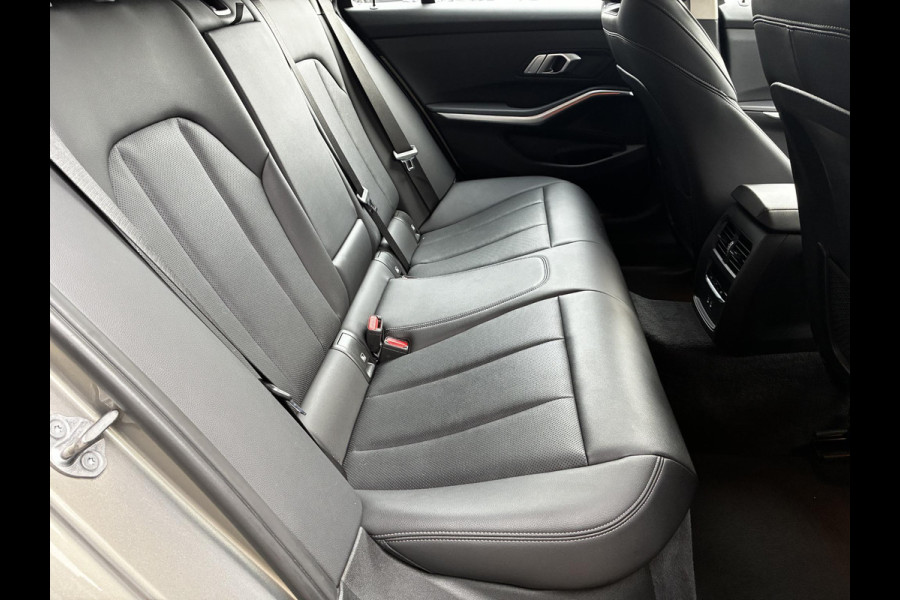 BMW 3 Serie Touring 318i Executive Luxury Line / Trekhaak / Elektrisch Verstelbare Sportstoelen / LED / 18 Inch / Leder / Hifi / Chrome Line / DAB / Parkeersensoren voor+achter