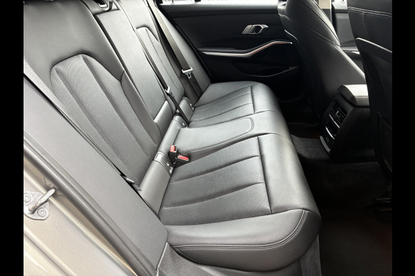 BMW 3 Serie Touring 318i Executive Luxury Line / Trekhaak / Elektrisch Verstelbare Sportstoelen / LED / 18 Inch / Leder / Hifi / Chrome Line / DAB / Parkeersensoren voor+achter