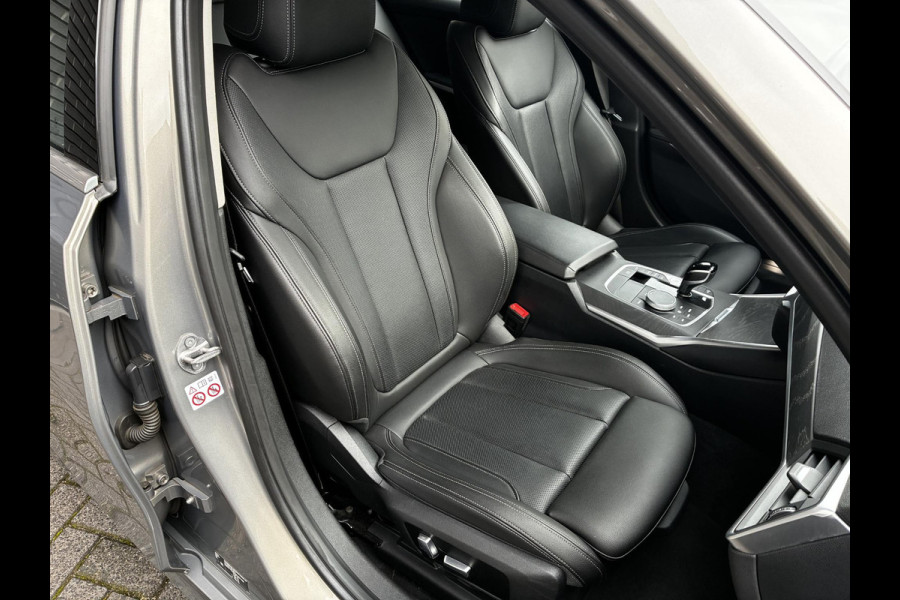 BMW 3 Serie Touring 318i Executive Luxury Line / Trekhaak / Elektrisch Verstelbare Sportstoelen / LED / 18 Inch / Leder / Hifi / Chrome Line / DAB / Parkeersensoren voor+achter