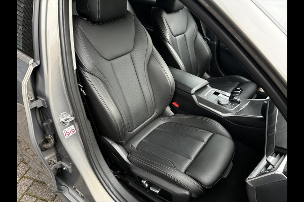 BMW 3 Serie Touring 318i Executive Luxury Line / Trekhaak / Elektrisch Verstelbare Sportstoelen / LED / 18 Inch / Leder / Hifi / Chrome Line / DAB / Parkeersensoren voor+achter