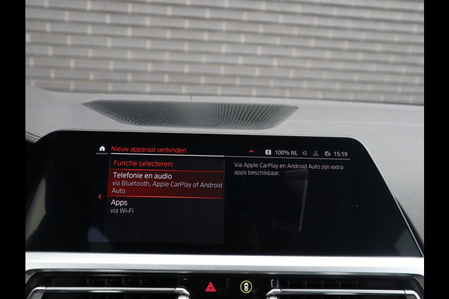 BMW 3 Serie Touring 318i Executive Luxury Line / Trekhaak / Elektrisch Verstelbare Sportstoelen / LED / 18 Inch / Leder / Hifi / Chrome Line / DAB / Parkeersensoren voor+achter
