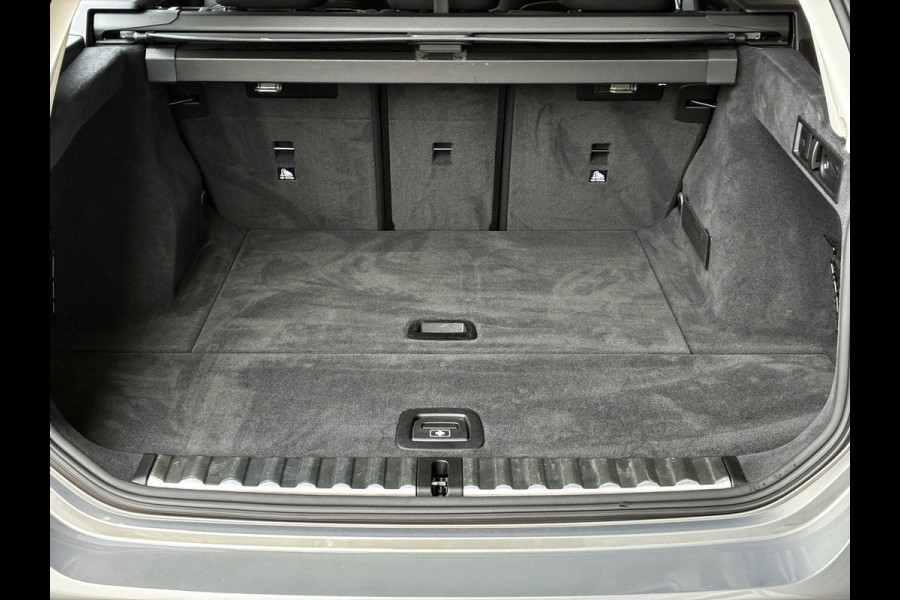 BMW 3 Serie Touring 318i Executive Luxury Line / Trekhaak / Elektrisch Verstelbare Sportstoelen / LED / 18 Inch / Leder / Hifi / Chrome Line / DAB / Parkeersensoren voor+achter